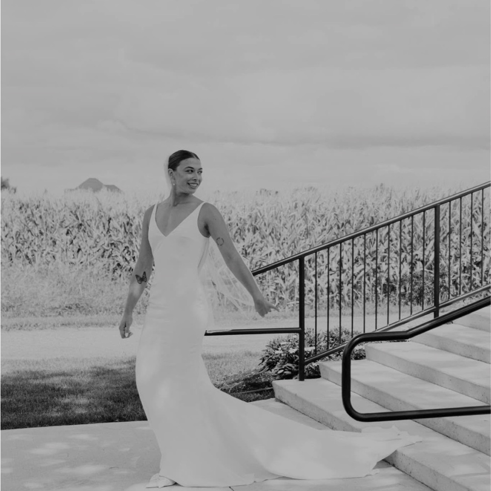 Elegant White Backless Dress - Picture 4 of 5